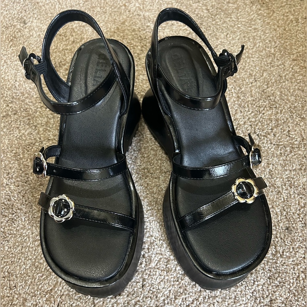 NEW SIGHTSEEING PLATFORM SANDALS by DELIA*S BY DOLLS KILL Size 8